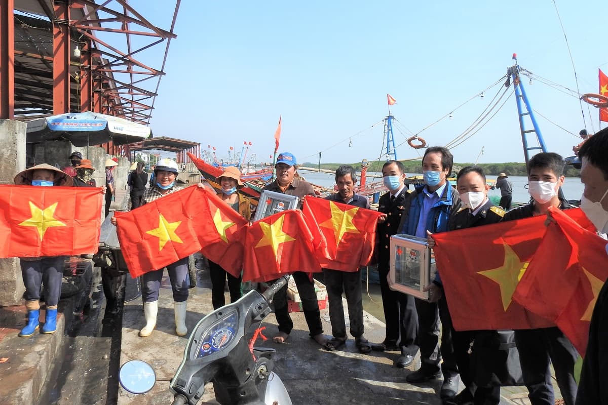 Thực hiện Chương trình "Hải quân Việt Nam làm điểm tựa cho ngư dân vươn khơi, bám biển" tại Hà Tĩnh, Nghệ An, Thanh Hóa