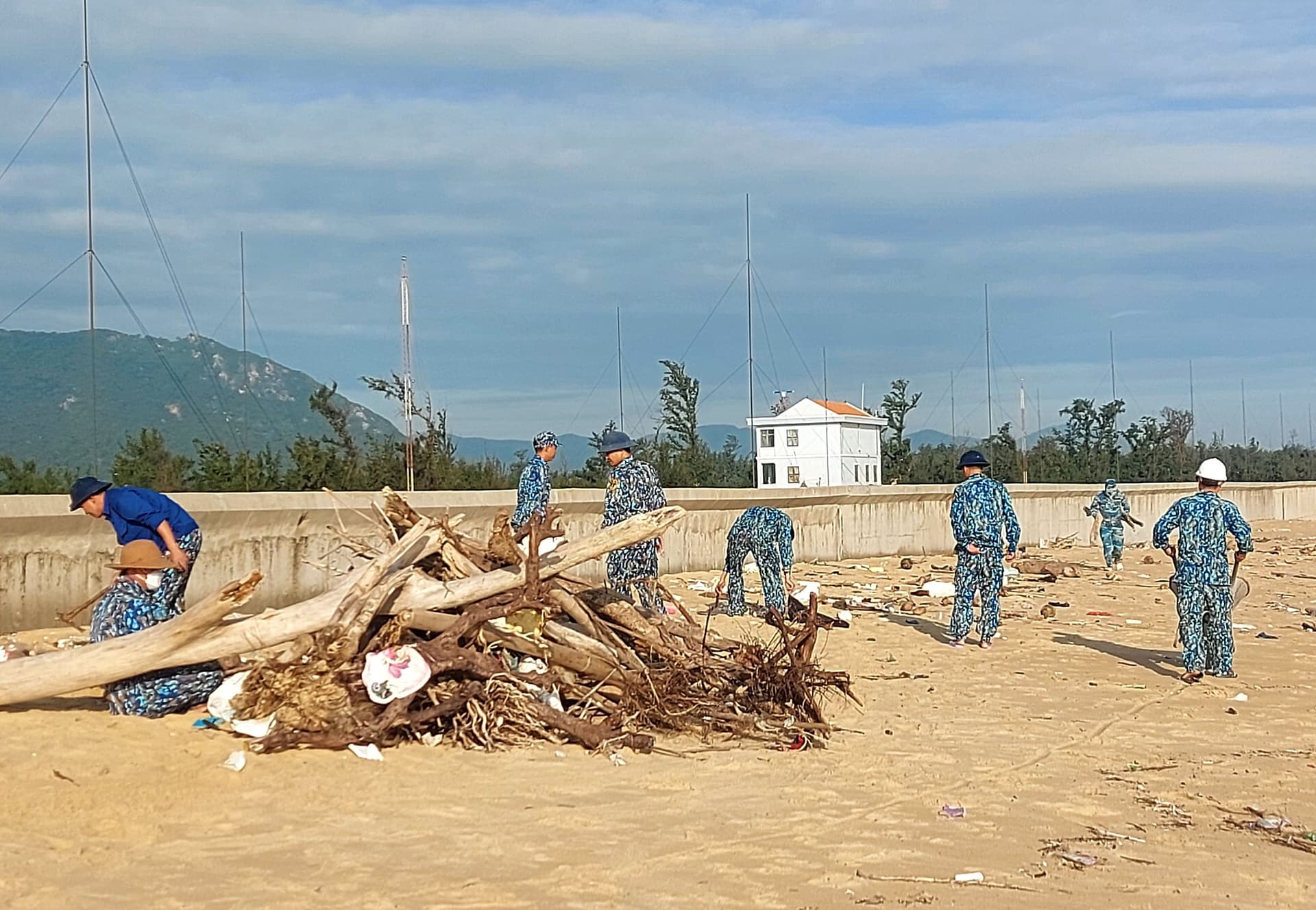 Trạm ra đa 3512, Trung đoàn 351 lao động giúp dân sau bão số 9