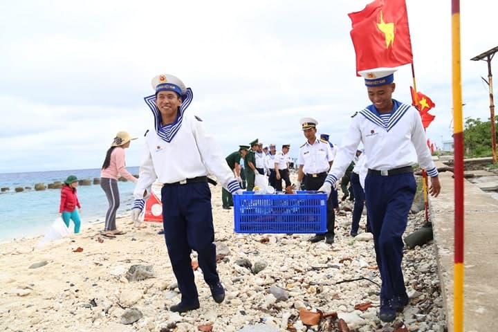 Lính biển chung tay vì môi trường biển xanh