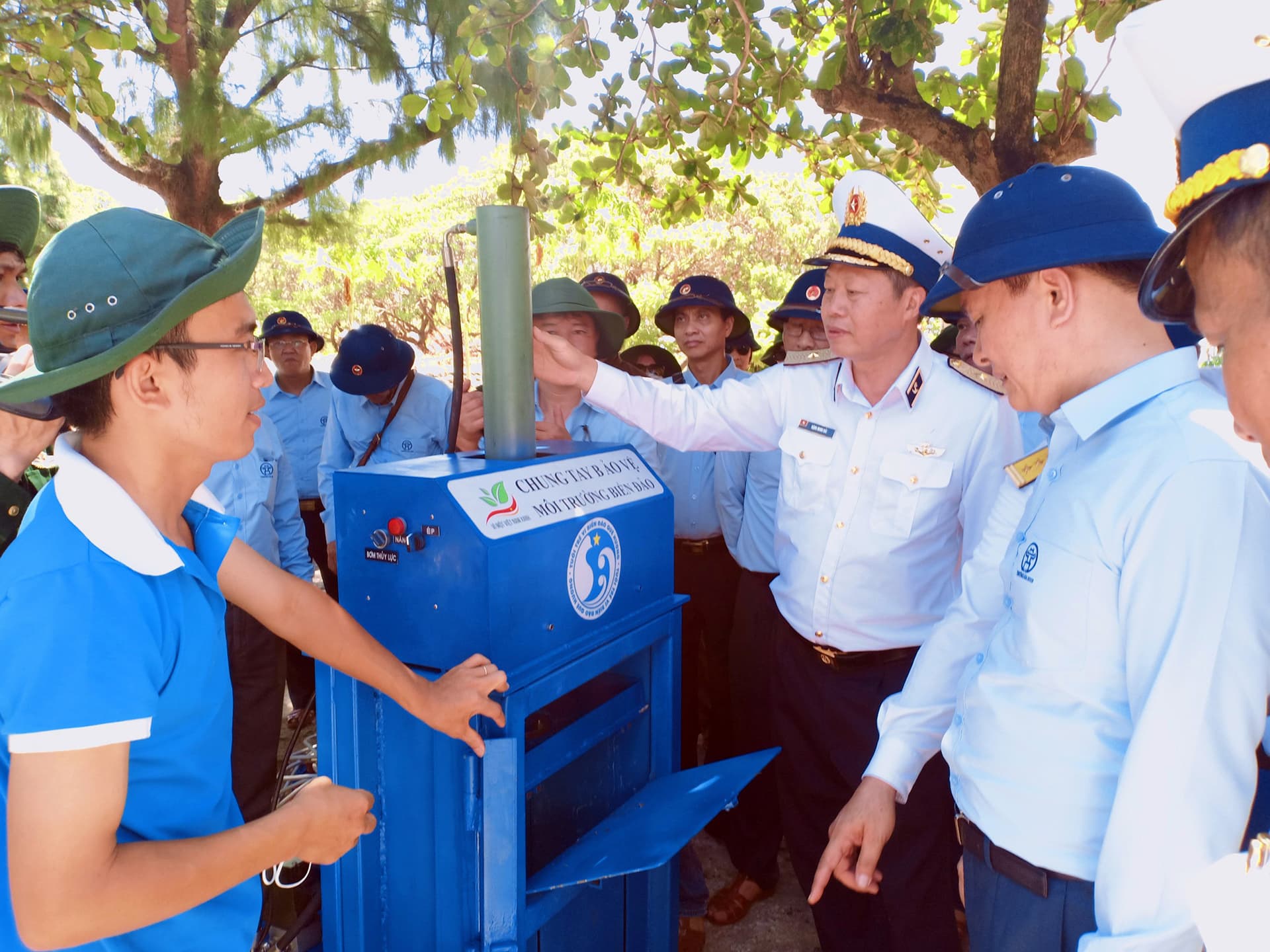 Lính biển chung tay vì môi trường biển xanh