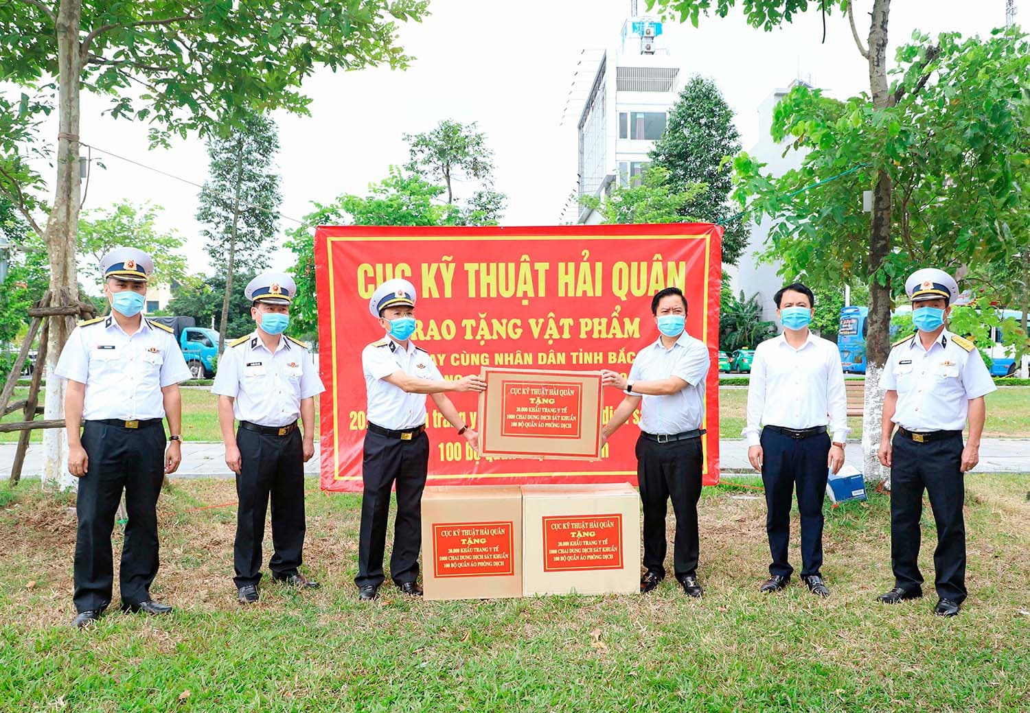Trao quà ủng hộ phòng chống dịch Covid-19