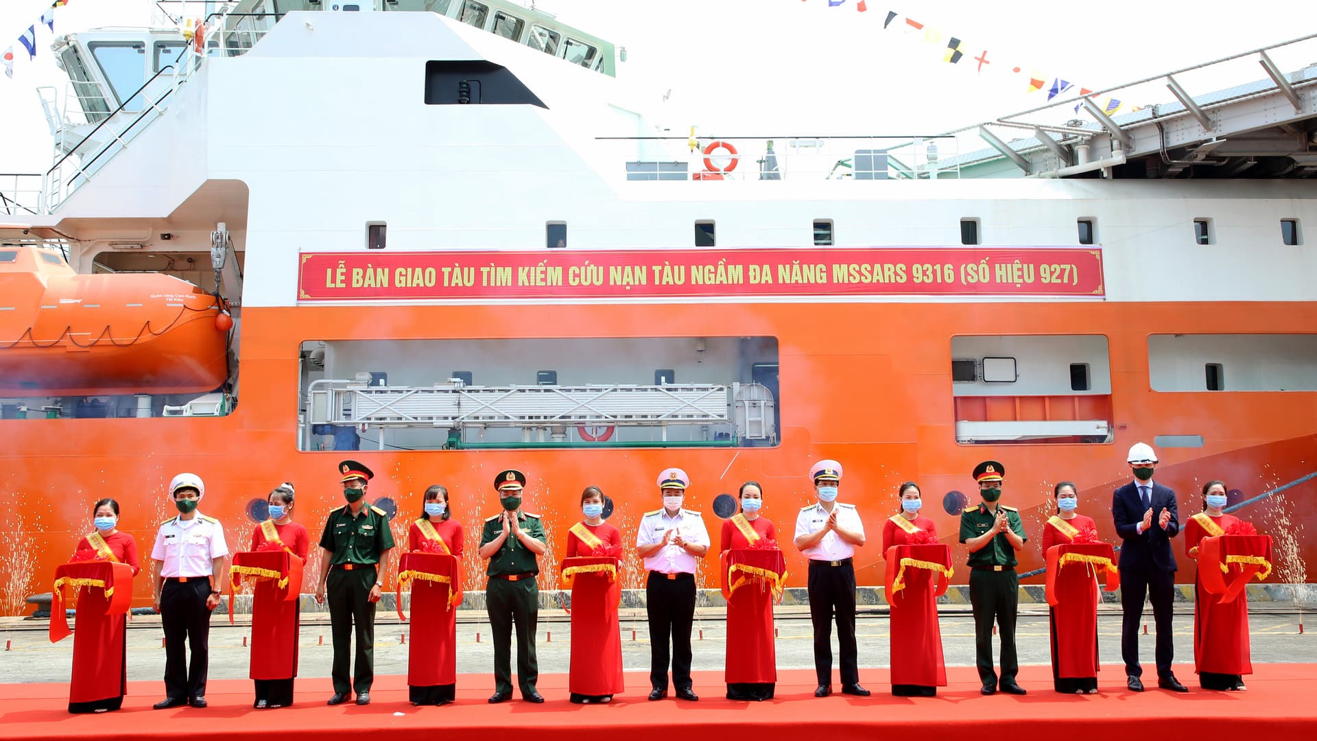Bàn giao tàu tìm kiếm cứu nạn tàu ngầm
