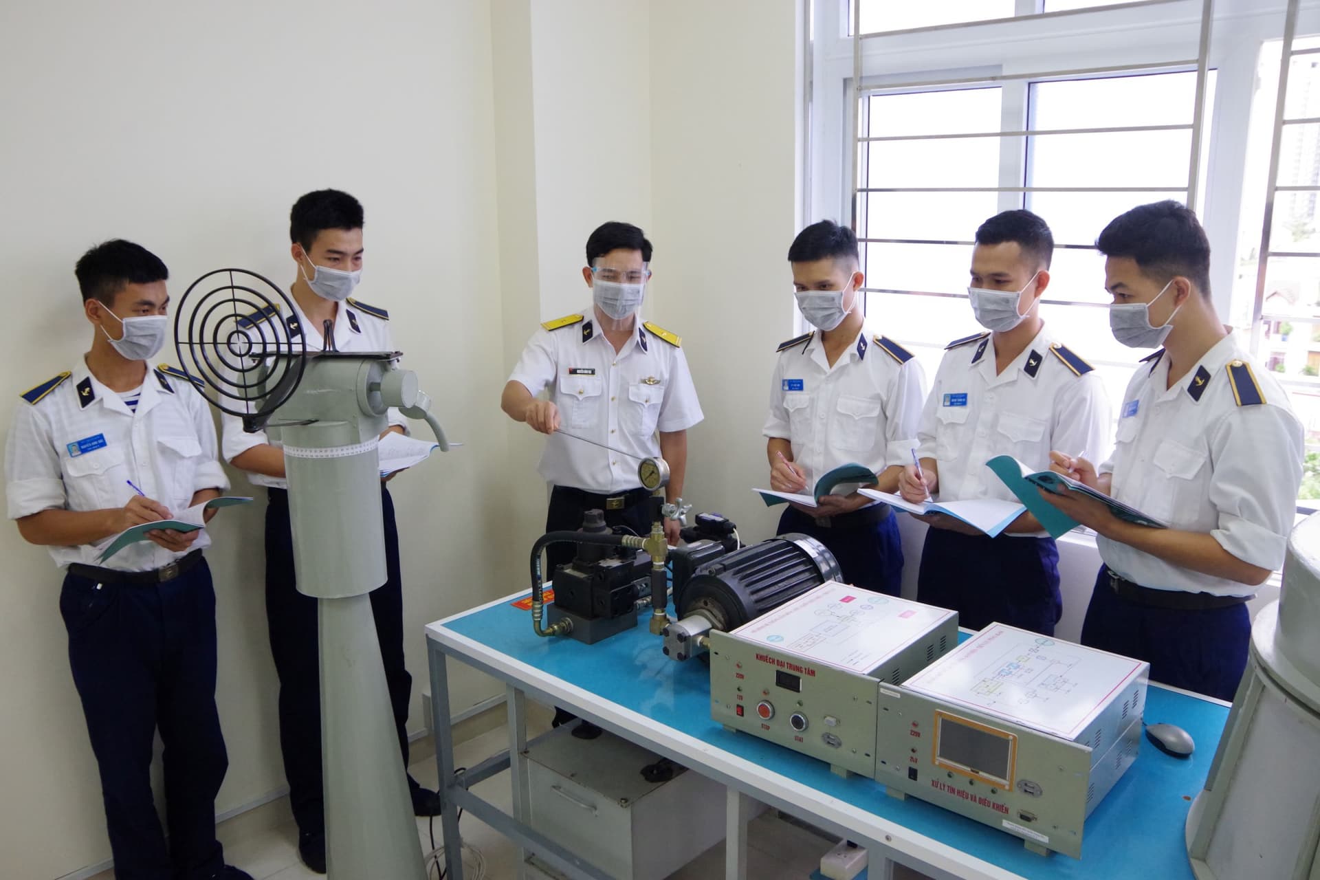 Tuổi trẻ Học viện Hải quân: Nhiều hoạt động chào mừng Ngày Nhà giáo Việt Nam