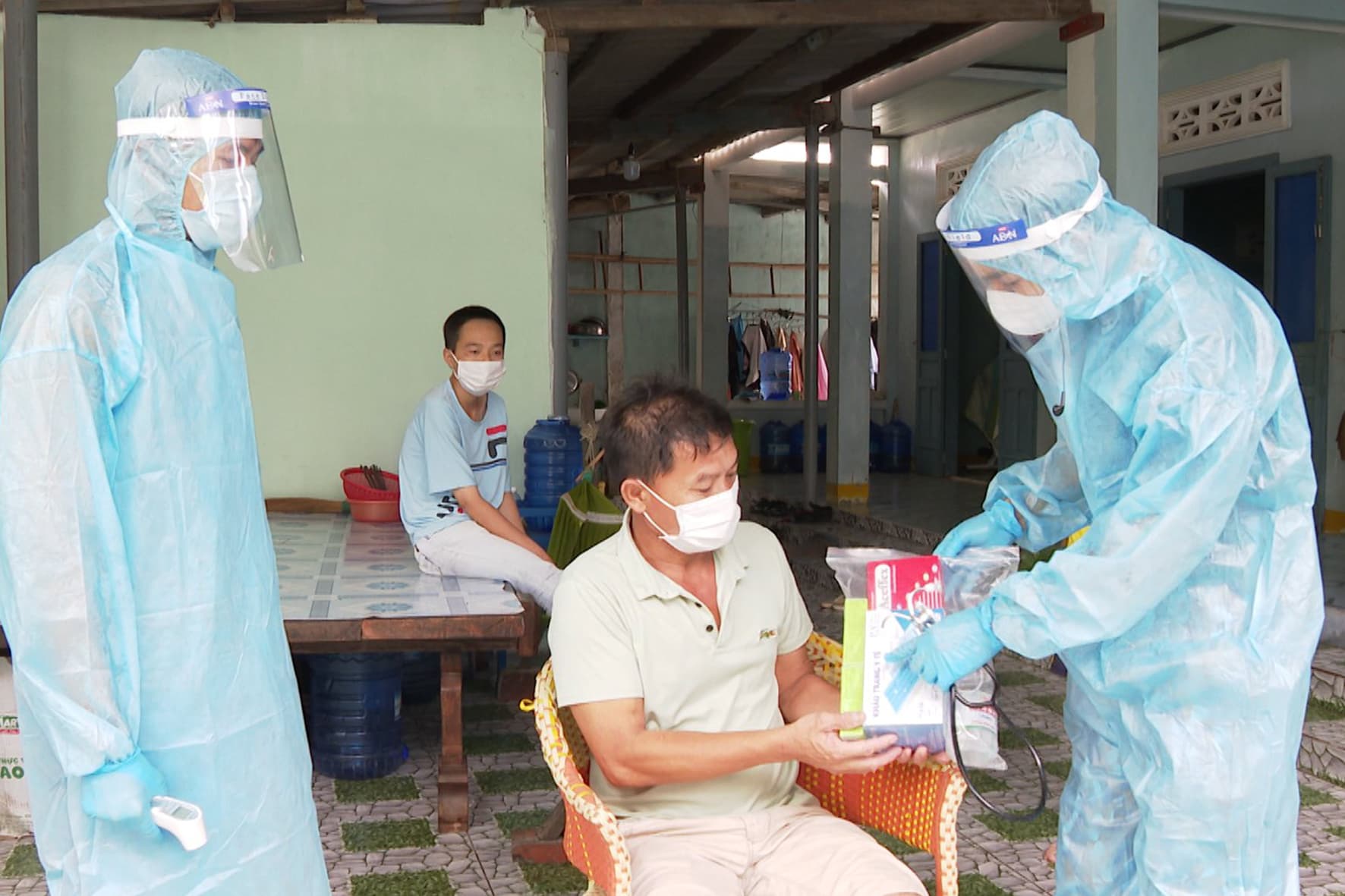 Quân y Vùng 4: Hỗ trợ huyện Phú Quý, tỉnh Bình Thuận khám bệnh cho các ca F0 điều trị tại nhà