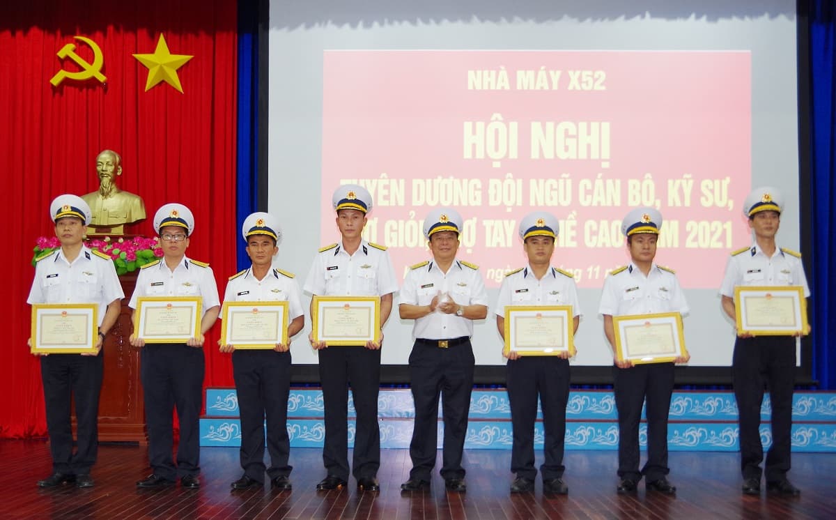 Nhà máy X52: Tuyên dương cán bộ, kỹ sư, thợ bậc cao, thợ giỏi