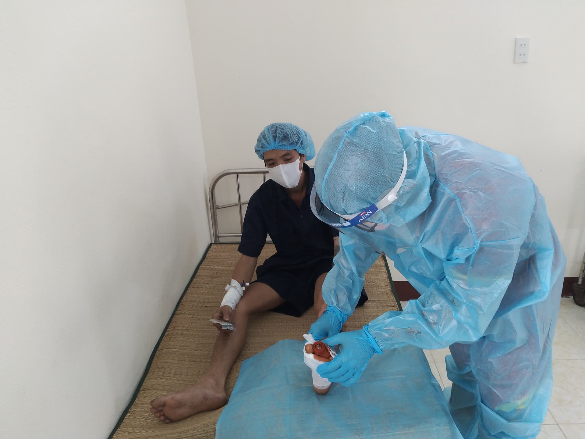 Ngư dân Quảng Ngãi bị tai nạn trên biển được quân y đảo Nam Yết cấp cứu kịp thời