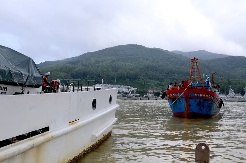 Tàu KN 366 bàn giao tàu cá bị nạn cho Bộ đội Biên phòng TP. Đà Nẵng