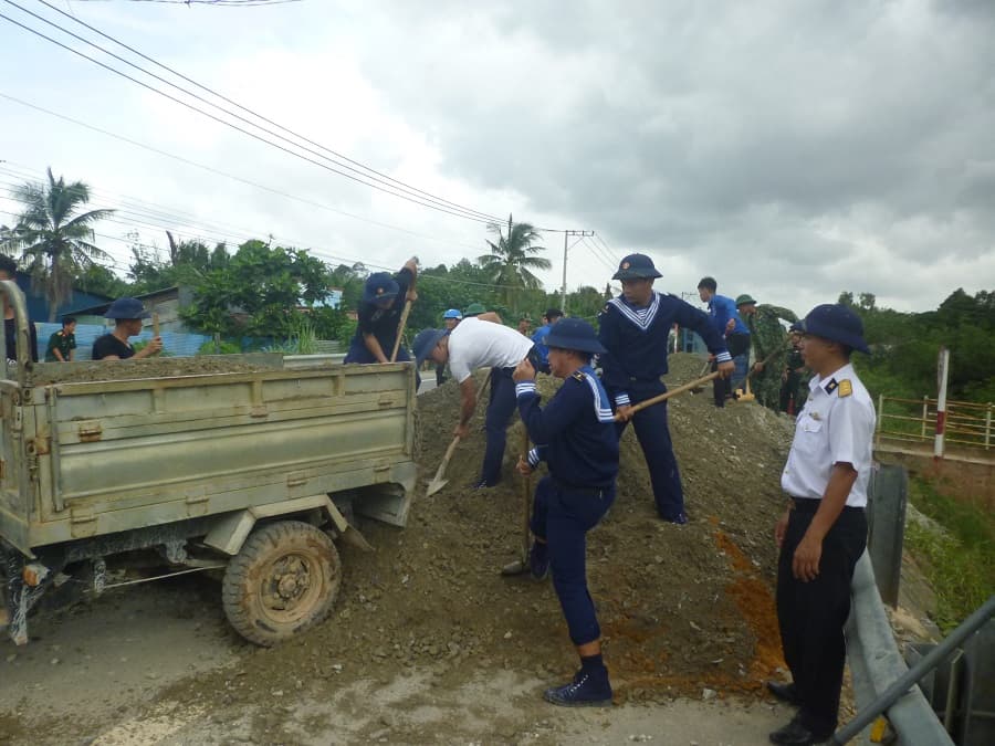 Đoàn Thanh niên Kho 862 giúp dân làm đường giao thông
