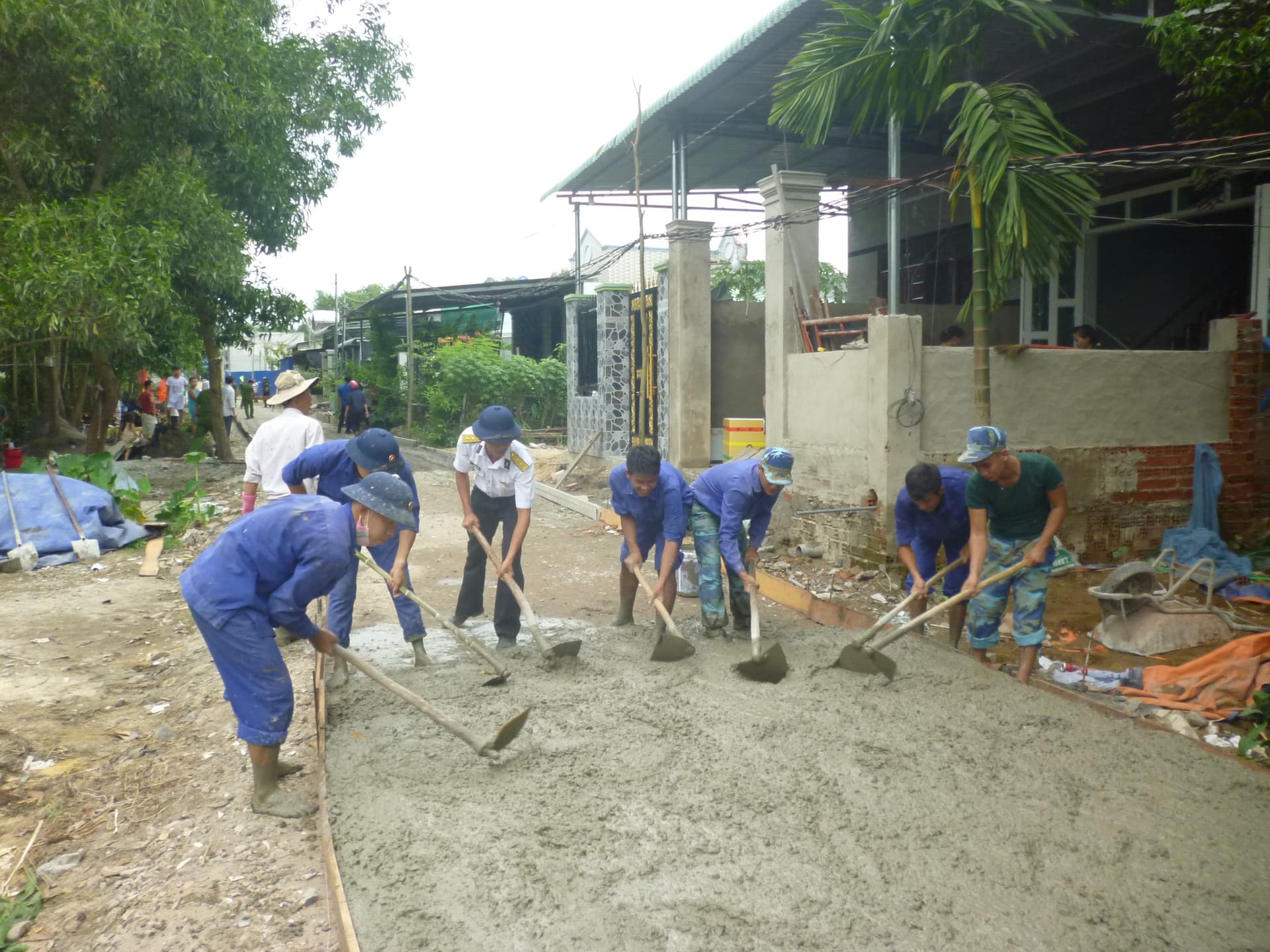 Kho 862 giúp dân làm đường nông thôn mới