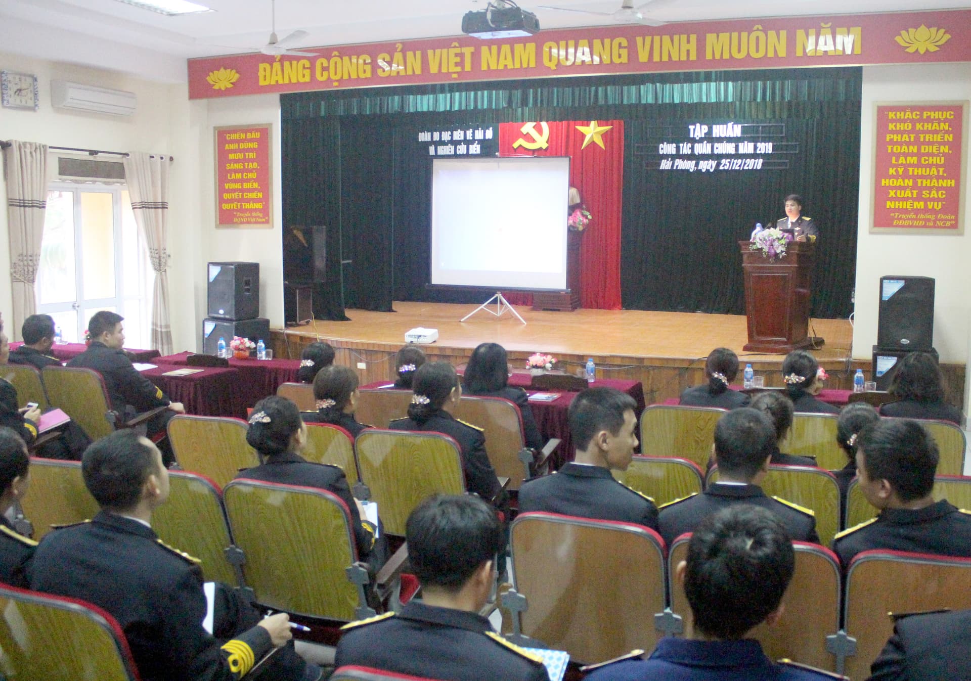 Đoàn Đo đạc biên vẽ hải đồ và nghiên cứu biển tập huấn công tác quần chúng