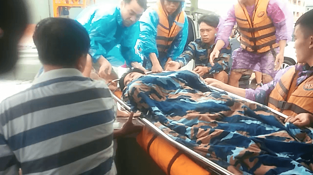 Bão số 12: Các đơn vị Hải quân cứu nạn ngư dân và giúp nhân dân ổn định cuộc sống