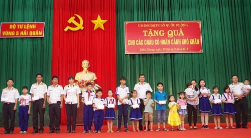 Ủy ban Dân số, gia đình và trẻ em Bộ Quốc phòng tặng 25 suất quà cho con cán bộ Vùng 5 có hoàn cảnh khó khăn