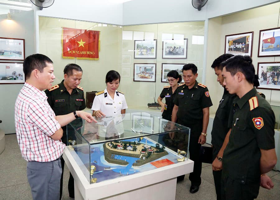 Đoàn cán bộ Bảo tàng Quân đội nhân dân Lào trao đổi nghiệp vụ với Bảo tàng Hải quân
