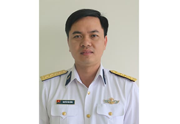 Phó thuyền trưởng tàu ngầm mẫu mực