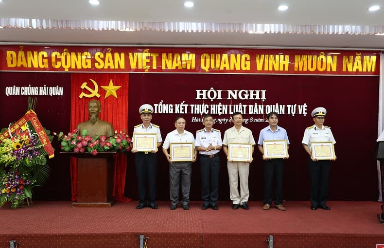 Quân chủng Hải quân: 26 tập thể và cá nhân được khen thưởng trong thực hiện Luật Dân quân tự vệ