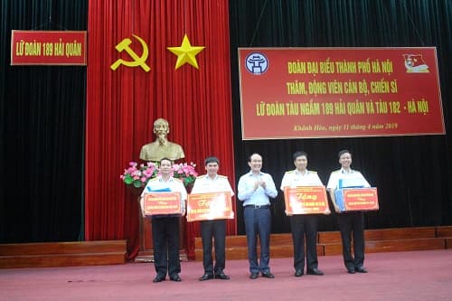 Đoàn đại biểu thành phố Hà Nội thăm, động viên cán bộ, chiến sĩ Lữ đoàn 189