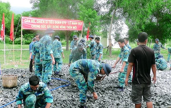 Hơn 400 cán bộ, chiến sĩ Lữ đoàn 957 làm công tác dân vận tại xã Cam Thịnh Tây