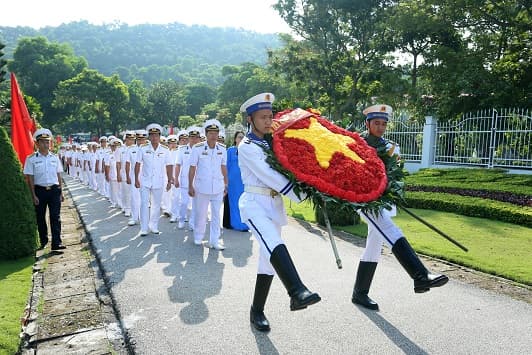 Đoàn đại biểu Đại hội Đoàn Quân chủng Hải quân dâng hương tưởng niệm các anh hùng liệt sĩ