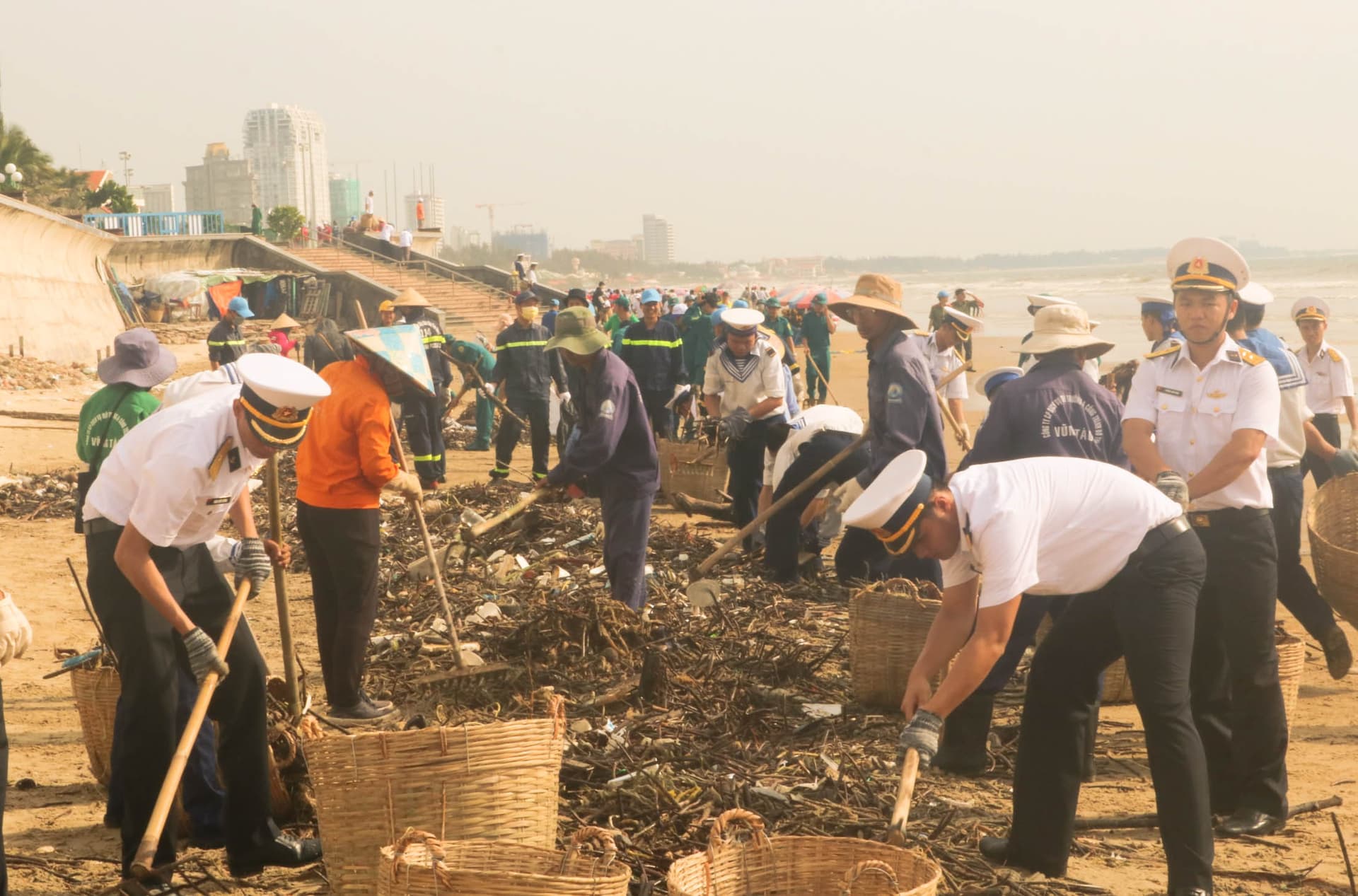 100 cán bộ, đoàn viên Vùng 2 chung tay làm sạch biển