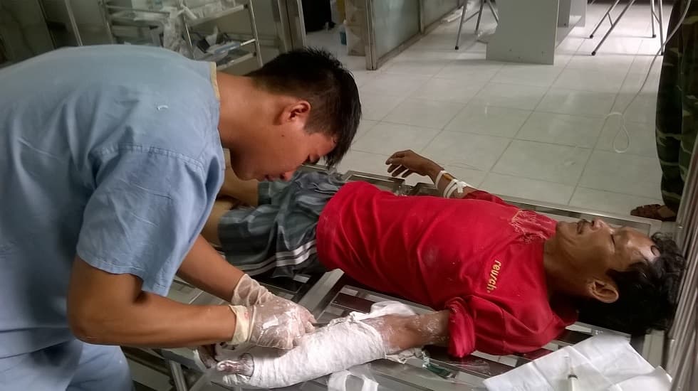 Bệnh xá đảo Song Tử Tây: cấp cứu ngư dân bị tai nạn khi kéo cáp tàu