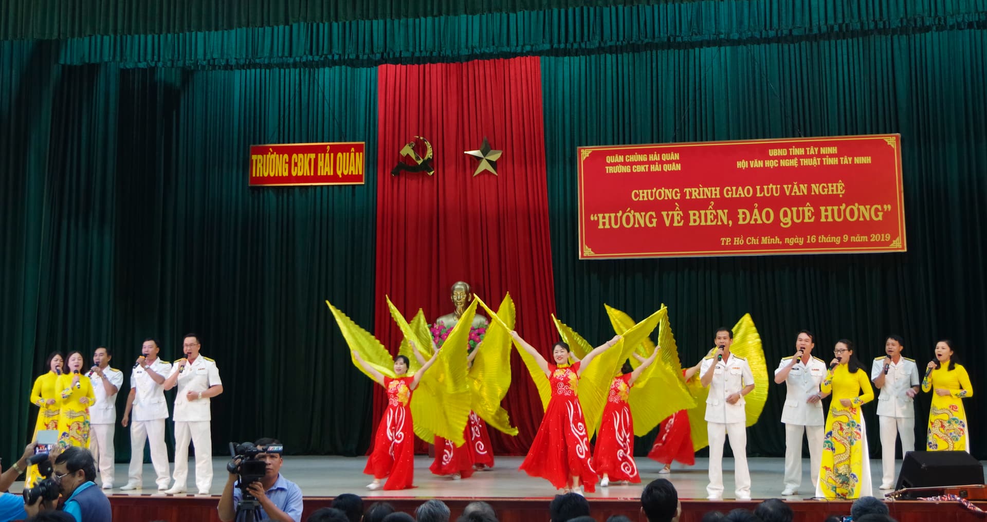 Giao lưu văn nghệ “Hướng về biển, đảo quê hương”