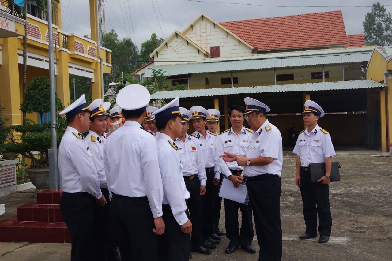 Tư lệnh và Phó Chính ủy Hải quân thăm, kiểm tra Trạm ra đa 555 và 545