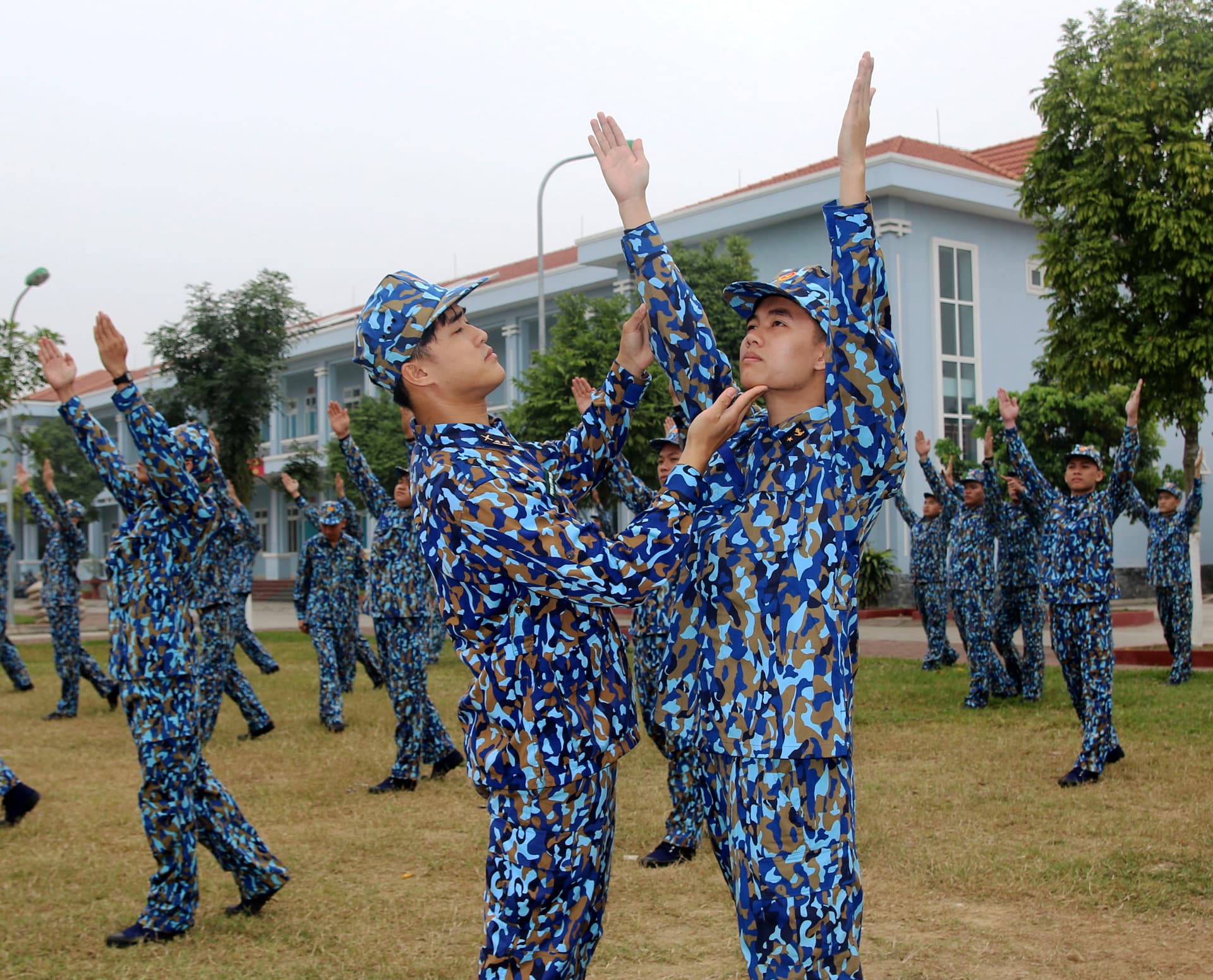 Những ngày đầu trong môi trường quân ngũ