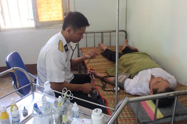 Bệnh xá đảo Sinh Tồn Đông cấp cứu ngư dân bị bệnh khi đang khai thác hải trên biển