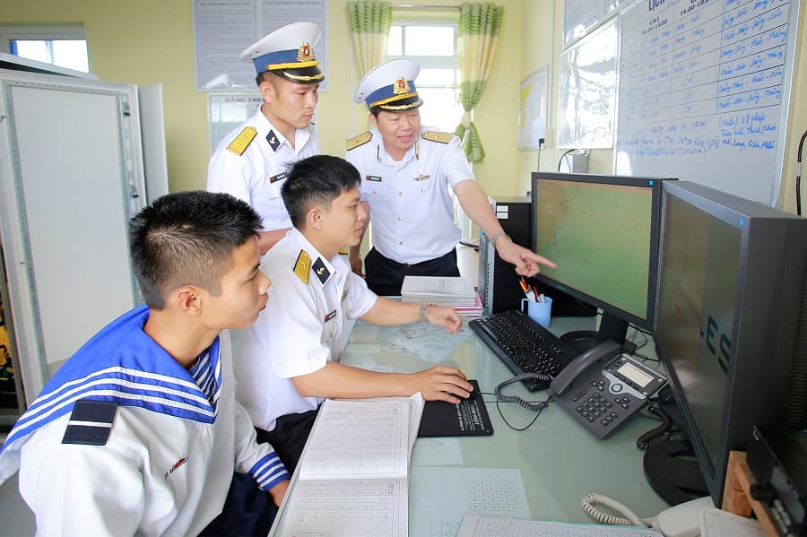 Phó Chính ủy Hải quân thăm, kiểm tra Trạm ra đa 570