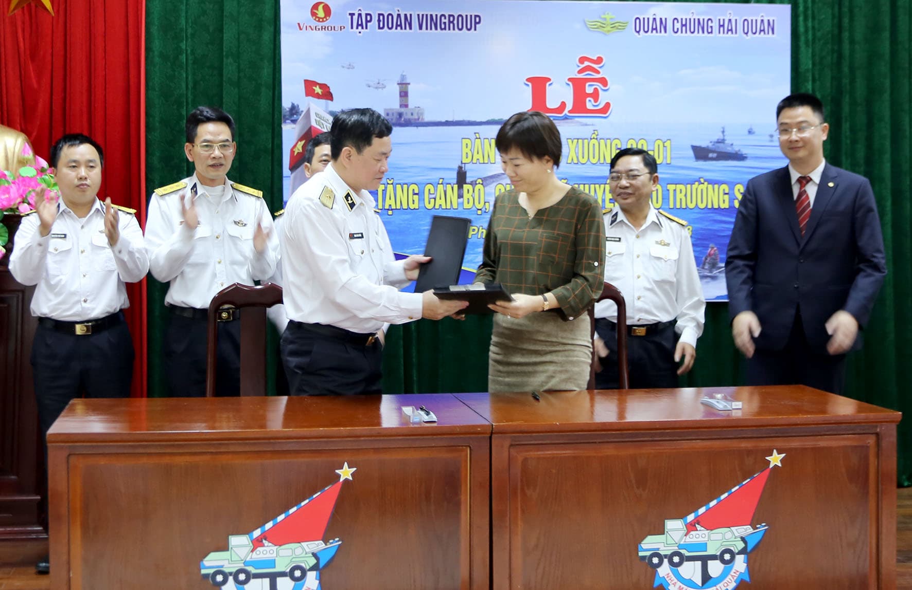 Tiếp nhận 3 xuồng tặng bộ đội Trường Sa