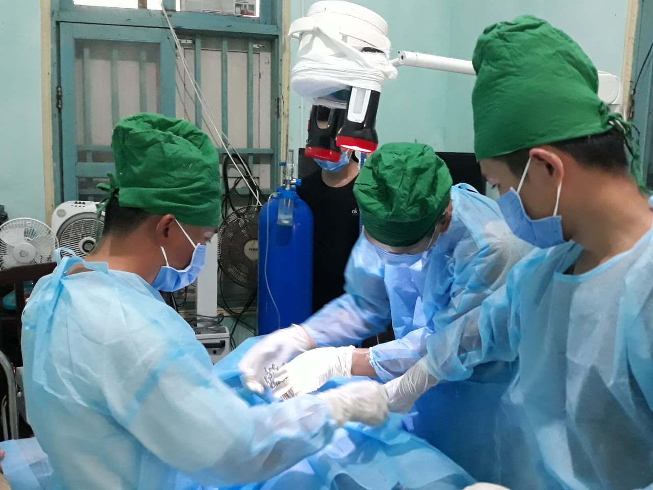 Bệnh xá đảo Sơn Ca mổ cấp cấp cứu thành công bệnh nhân viêm ruột thừa cấp