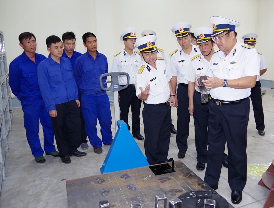 Tư lệnh Hải quân thăm, kiểm tra công tác sản xuất tại Nhà máy X52