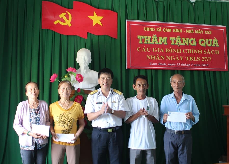 Nhà máy X52: Tặng 22 phần quà cho các gia đình chính sách