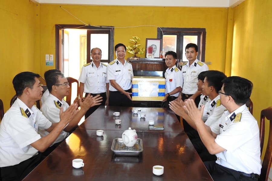 Đoàn công tác của Hải đoàn 129: Thăm, kiểm tra Trung tâm Hậu cần kỹ thuật đảo Sinh Tồn, làng chài Tốc Tan và Núi Le