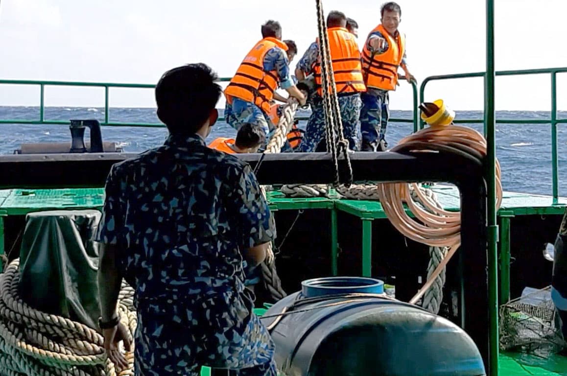 Tàu 954, Vùng 5 Hải quân:  Kéo sà lan Malaysia bị nạn về đảo Thổ Chu