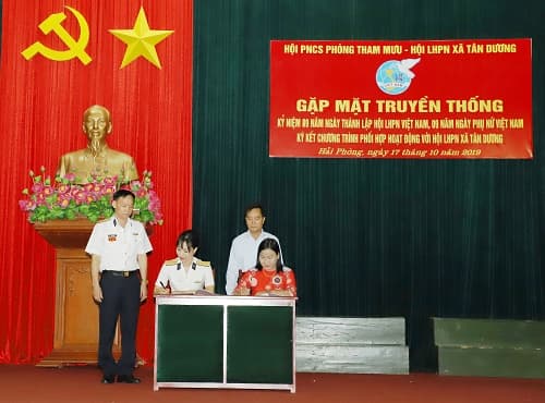 Hội phụ nữ cơ sở Phòng Tham mưu, Vùng 1 Hải quân và Hội phụ nữ xã Tân Dương ký kết chương trình phối hợp hoạt động