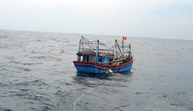 Tàu 637, Vùng 5 Hải quân kịp thời cứu kéo tàu cá Kiên Giang gặp nạn