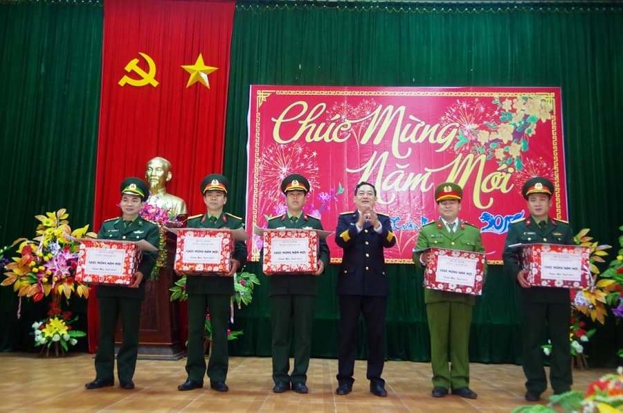 Mang Tết ra đảo tiền tiêu
