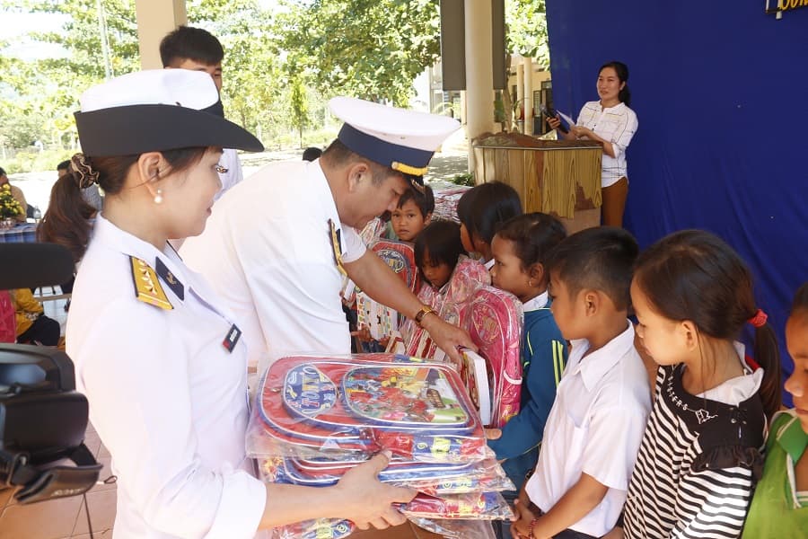 Lữ đoàn 162 tặng 120 suất quà cho học sinh có hoàn cảnh khó khăn