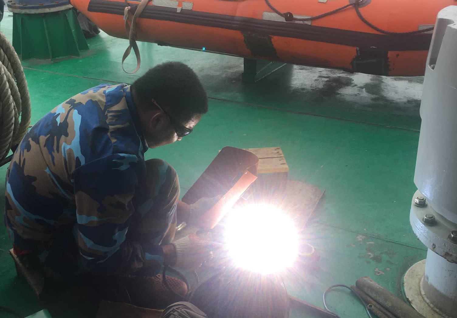 Hỗ trợ tàu cá và ngư dân gặp nạn