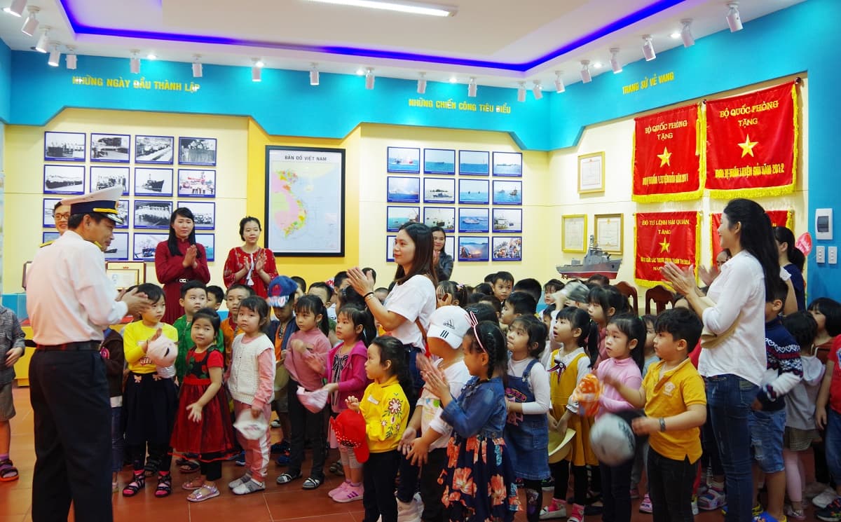 150 giáo viên, học sinh Trường mầm non Phong Lan thăm Lữ đoàn 161