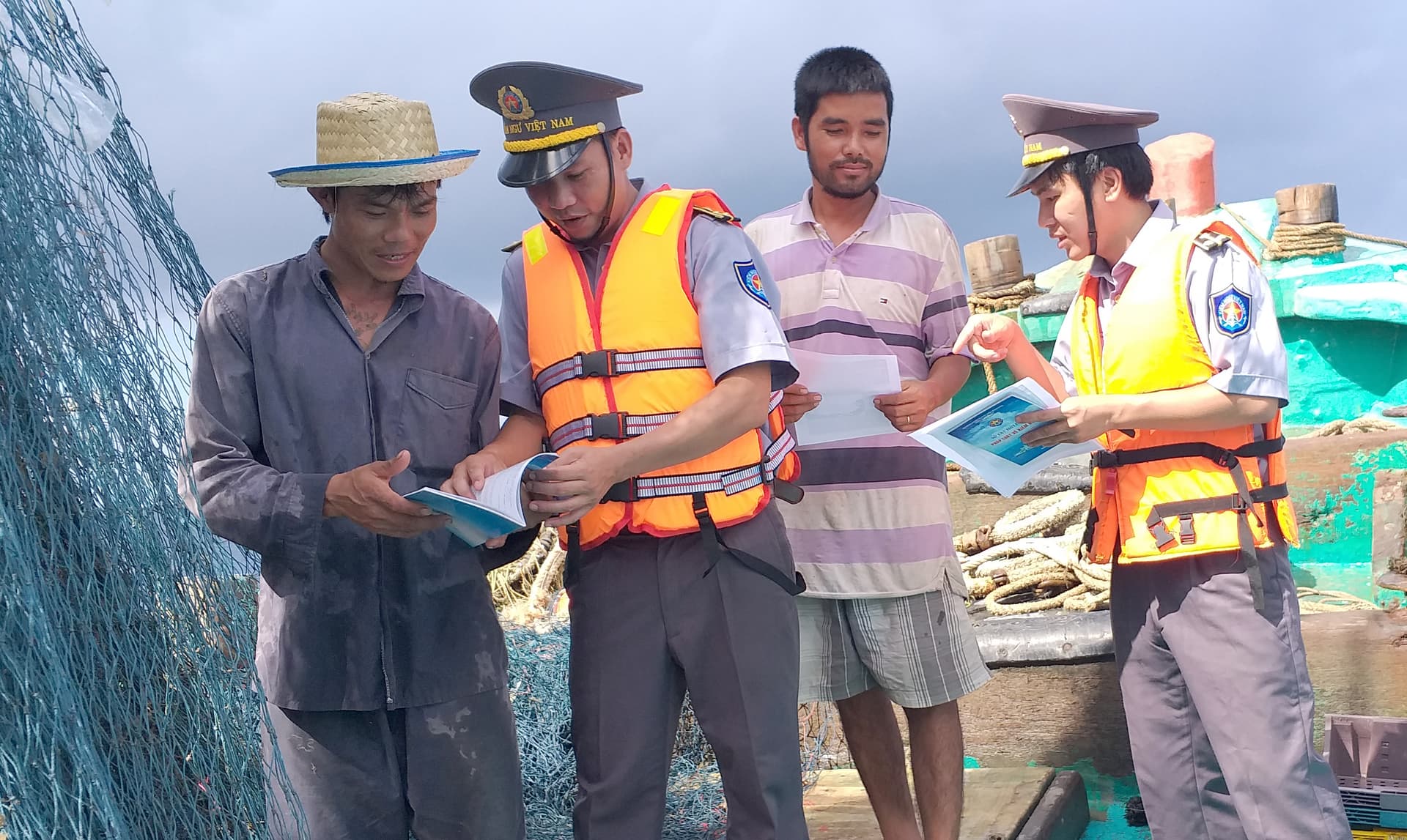 Tăng cường phổ biến pháp luật cho ngư dân trên vùng biển thềm lục địa phía Nam