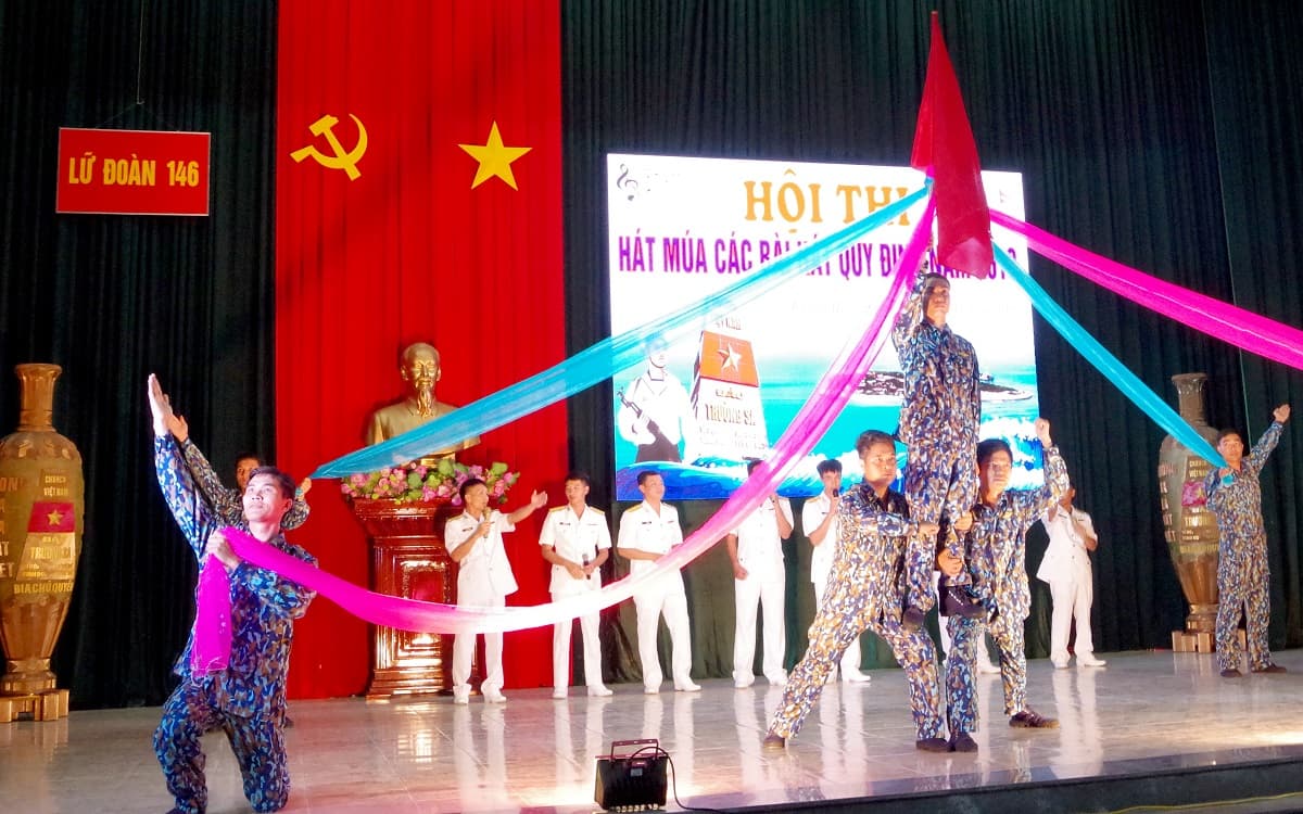 Lữ đoàn 146 thi hát các bài hát quy định trong Quân đội