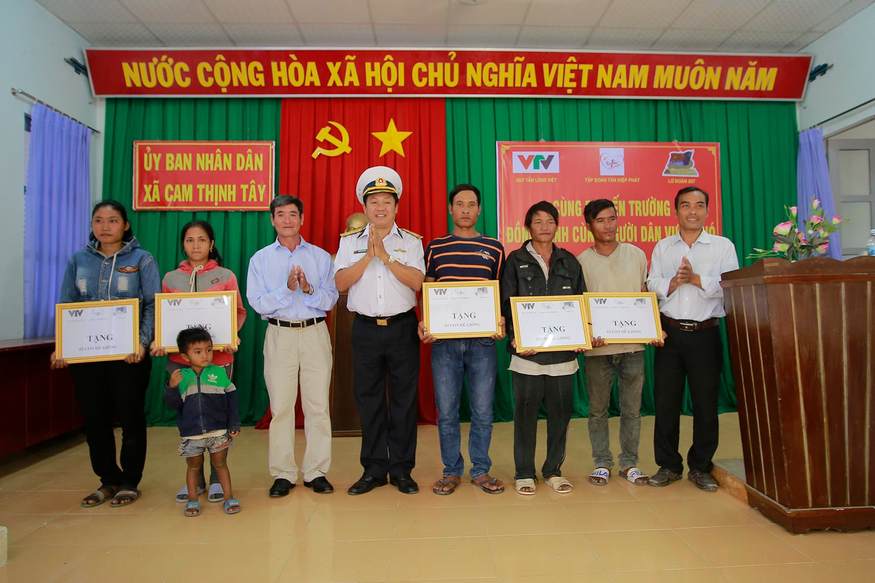 Quỹ tấm lòng Việt tặng 10 con dê giống cho các gia đình khó khăn xã Cam Thịnh Tây