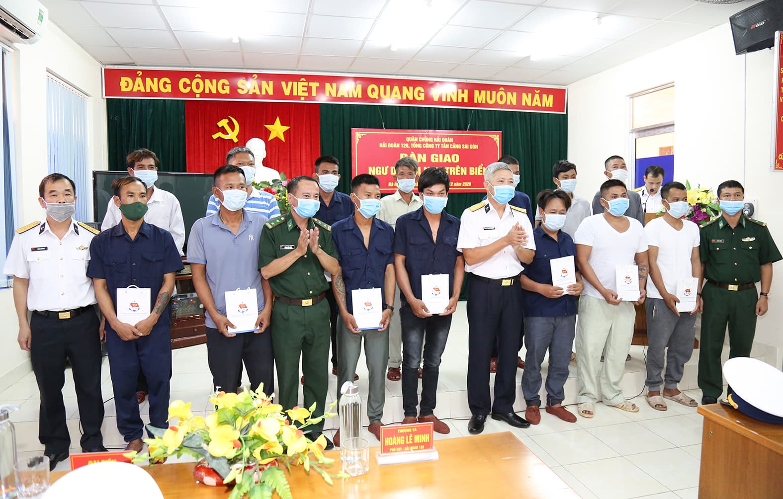 Tổng công ty Tân cảng Sài Gòn: Cứu nạn và đưa 14 ngư dân về đất liền an toàn