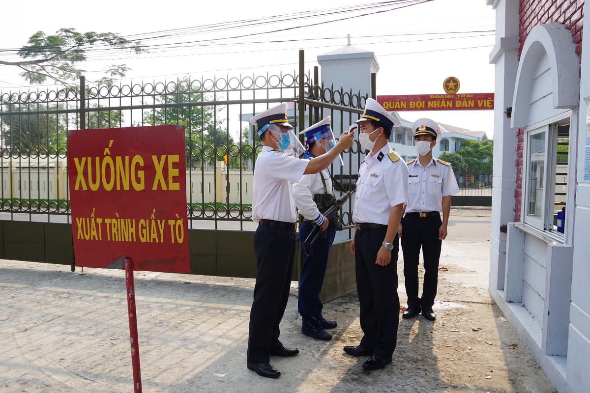 Nghiệm thu mặt nạ phòng, chống dịch Covid-19 ở Trung đoàn 351, Vùng 3 Hải quân
