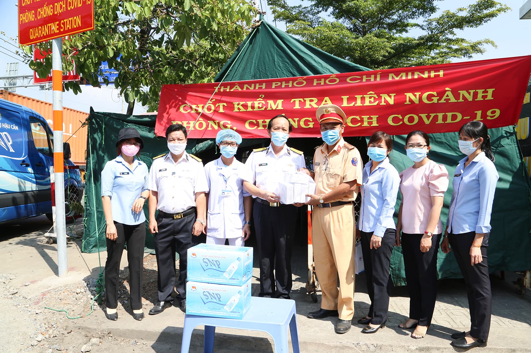 Tặng 2.000 khẩu trang, nước uống cho khu cách ly và các chốt kiểm dịch quận 2, TP. Hồ Chí Minh
