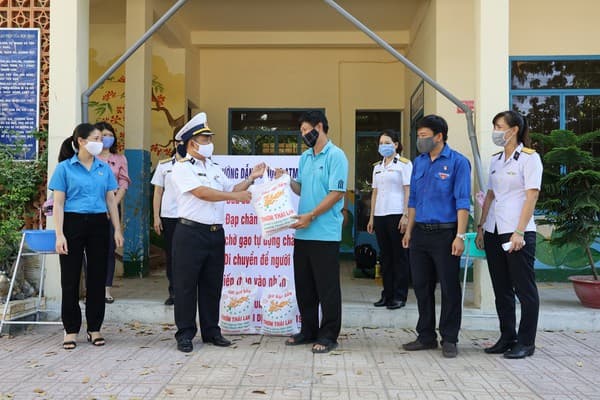 Lữ đoàn 146, Vùng 4 Hải quân: Chia sẻ khó khăn với nhân dân địa phương do đại dịch Covid-19