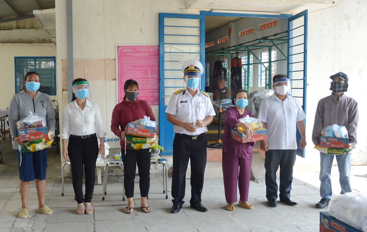 Trung tâm Tiêu chuẩn-Đo lường-Chất lượng 2: Tặng quà 10 gia đình khó khăn ảnh hưởng dịch Covid-19