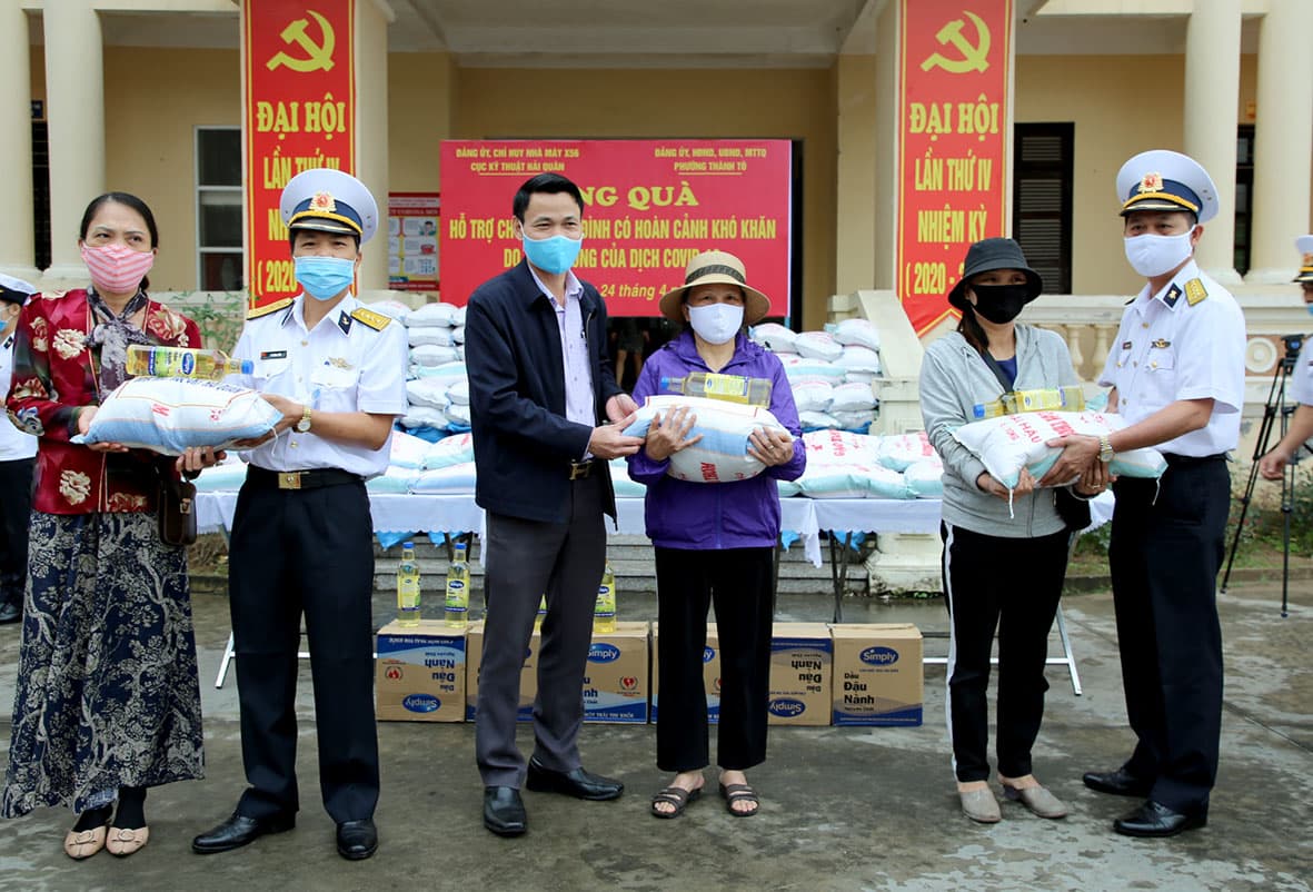 Nhà máy X56 Hải quân: Tặng 1,5 tấn gạo hỗ trợ các gia đình khó khăn ở phường Thành Tô